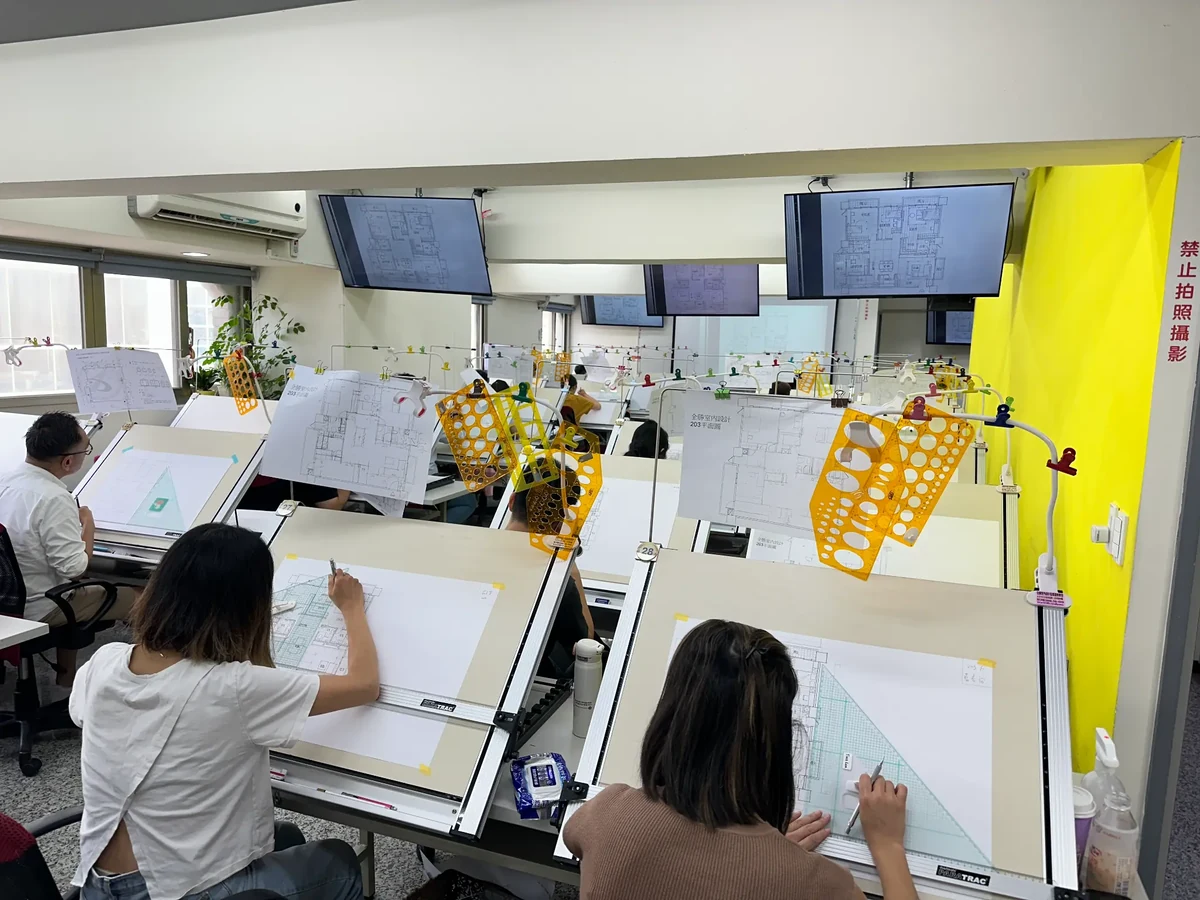 全勝製圖教室中學員依示範圖面進行練習