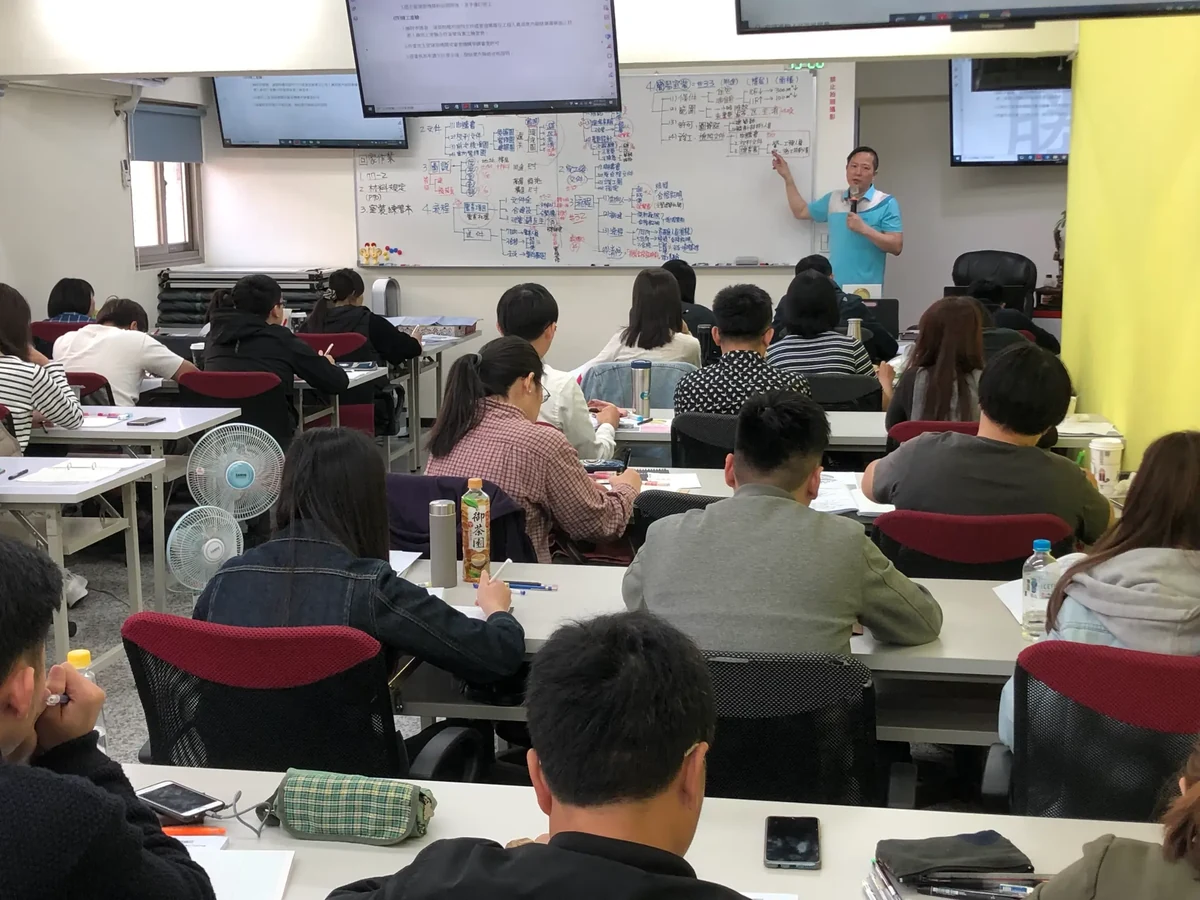 全勝講師以白板與麥克風向學員授課