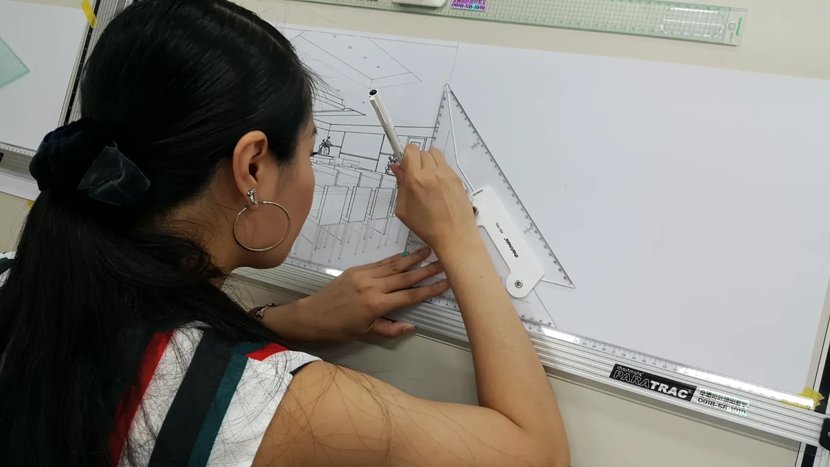 全勝學員使用製圖尺具進行透視圖練習