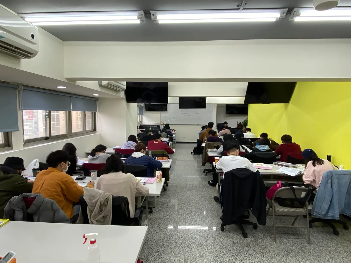 全勝教室內學員進行紙本學習與練習