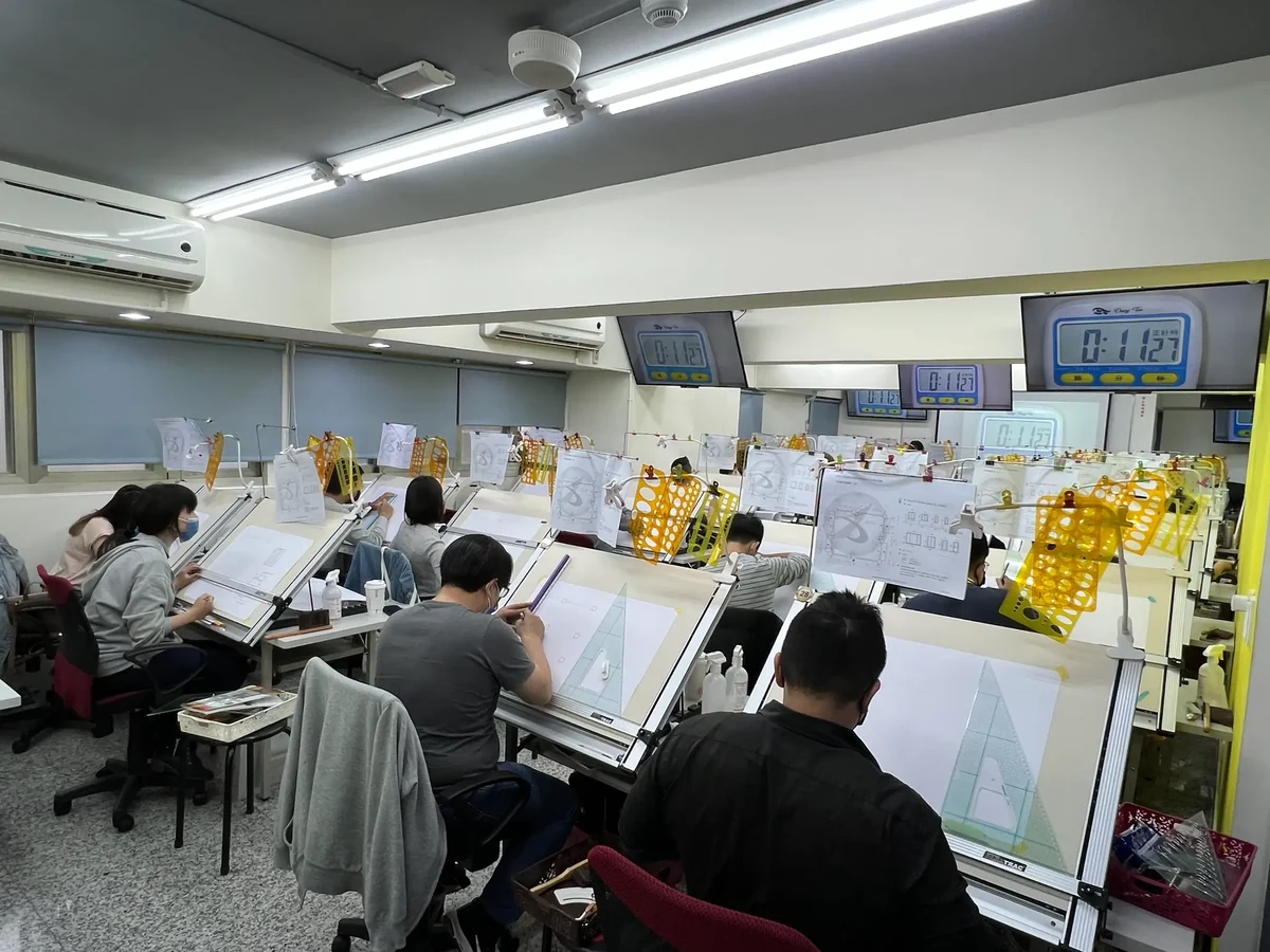 全勝製圖教室學員練習與螢幕計時畫面